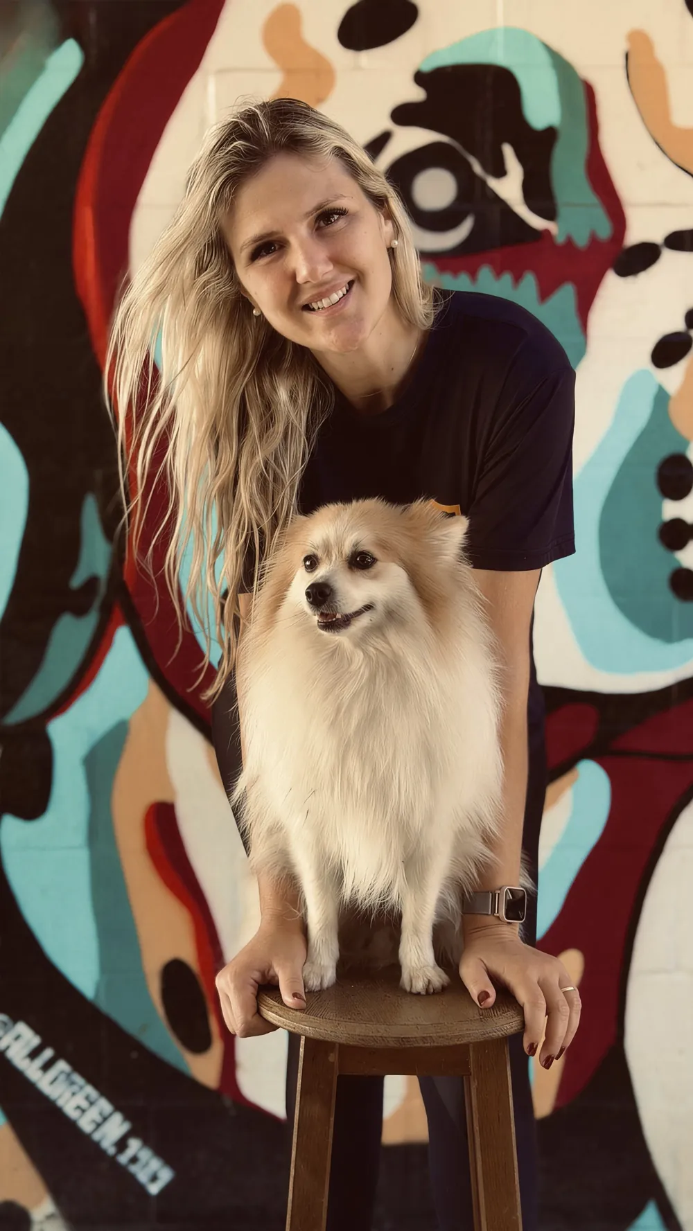 Vanessa, da Pet K-9, com um cão em trabalho de socialização